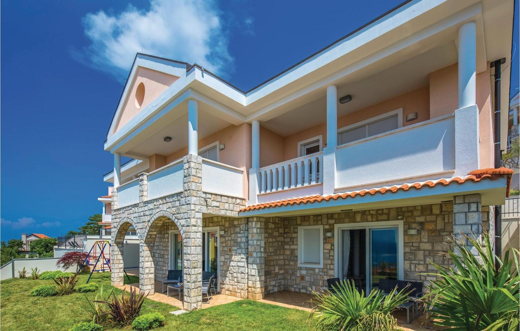 Cozy Apartment In Crikvenica With House Sea View 外观 照片